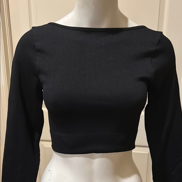 Elegant Black Ribbed Long Sleeve CropTop. Medium. - Picture 1 of 6